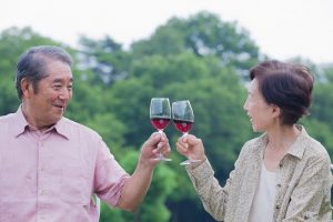 終活ムービー：記念日に乾杯する夫婦
