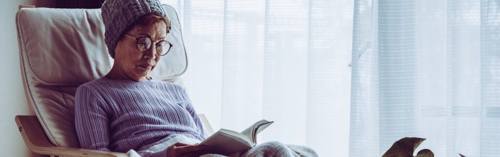家で読書を楽しんでいる年配の女性