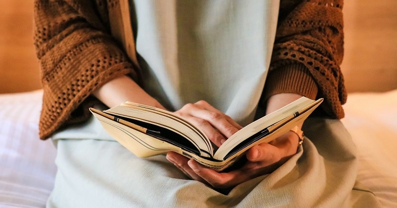 読書する高齢女性