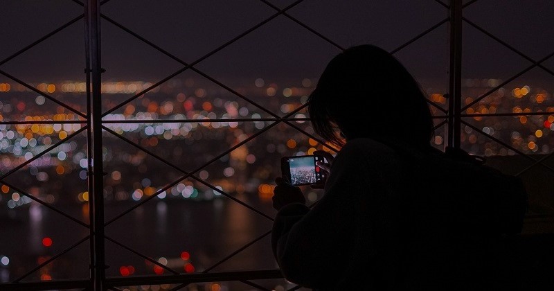 スマホでビデオ撮影する人