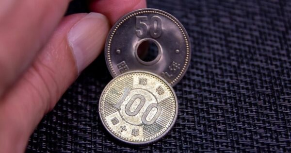 旧100円玉と50円玉
