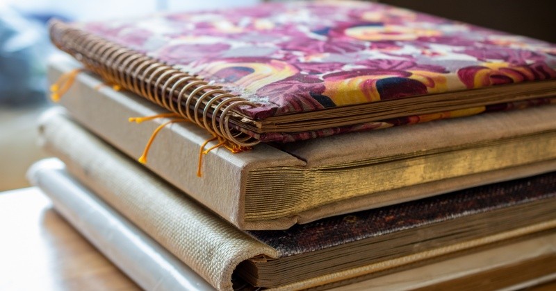 たくさんの古いアルバムから自分史動画に入れる写真を選びましょう