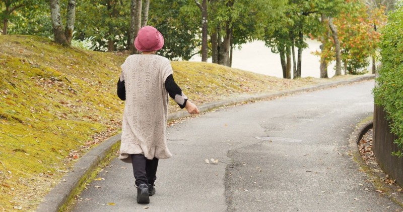 ウォーキングする女性
