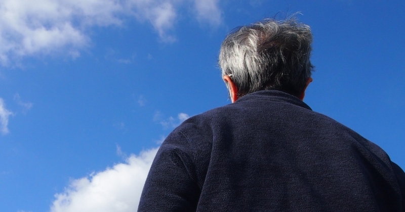 空を見上げる男性