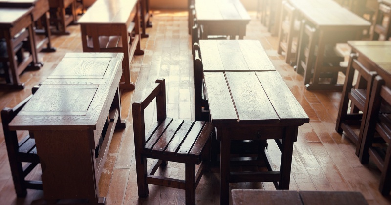 昔の教室の机とイス