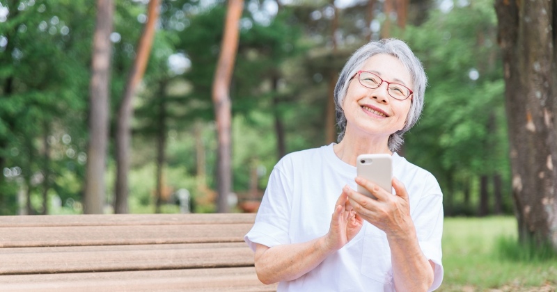 スマホを持っている女性