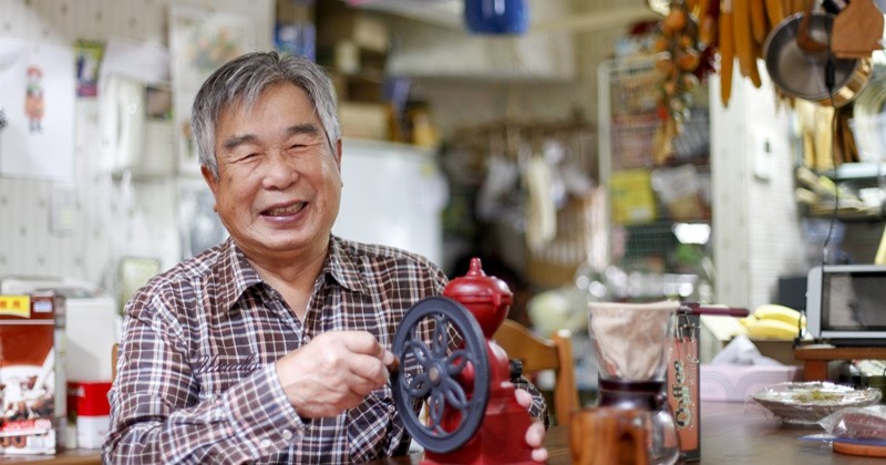 コーヒーを楽しむ男性
